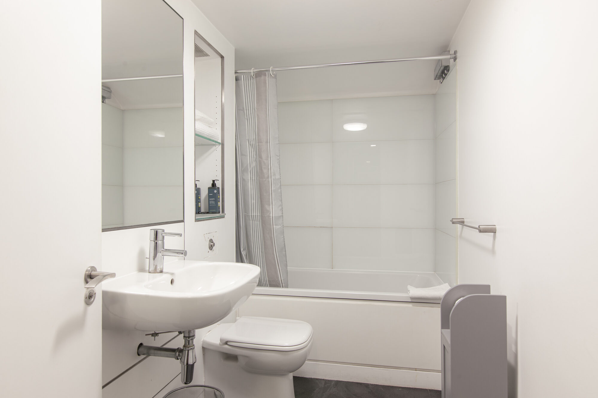 Bagno con lavabo e vasca