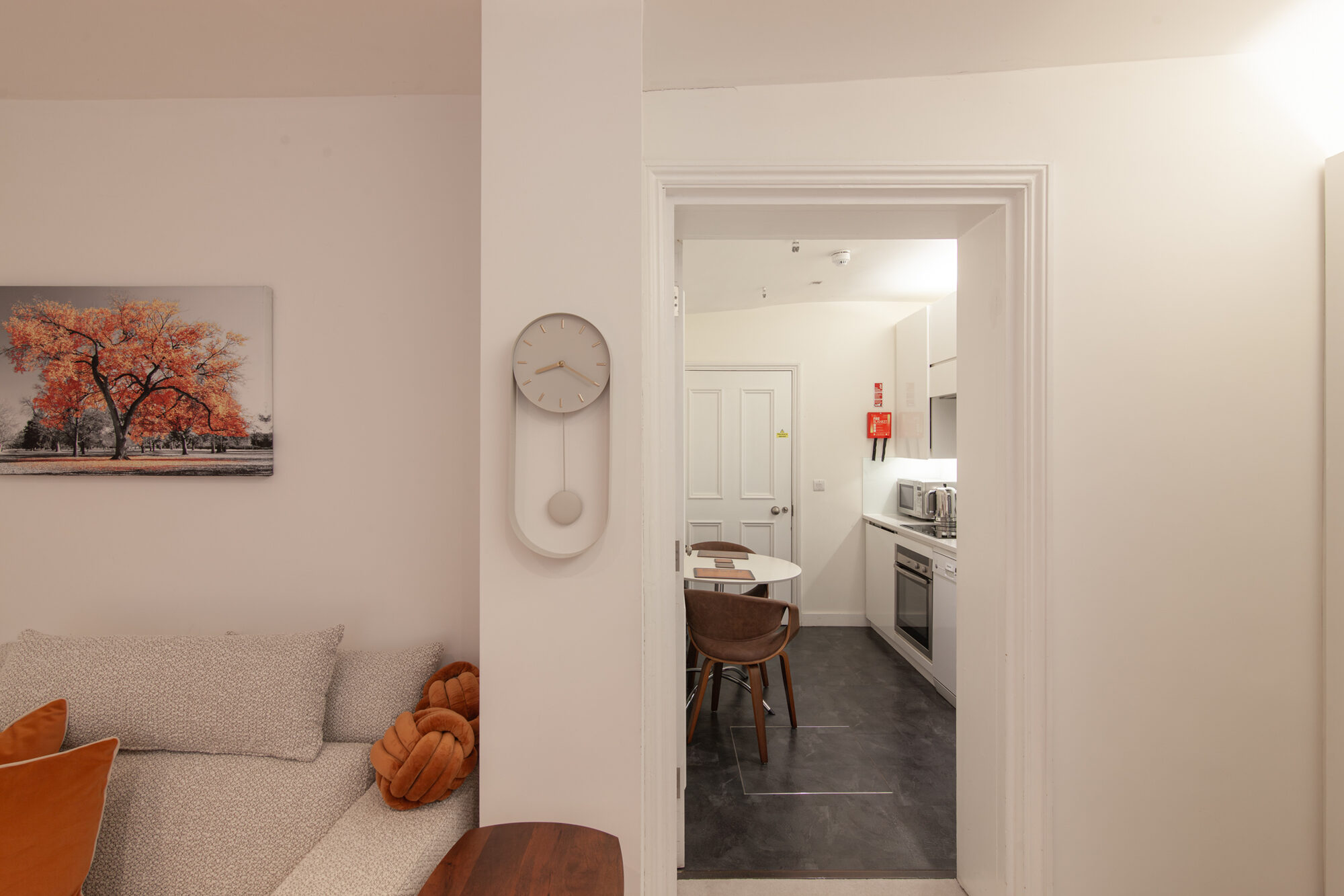 Camera Familiare con divano e porta sulla zona colazione