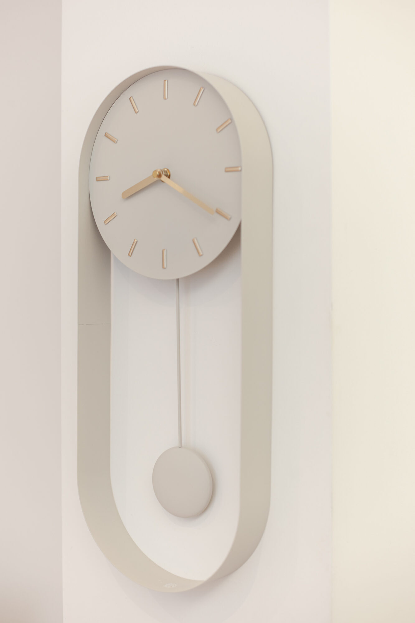 Orologio a pendolo chiaro sulla parete