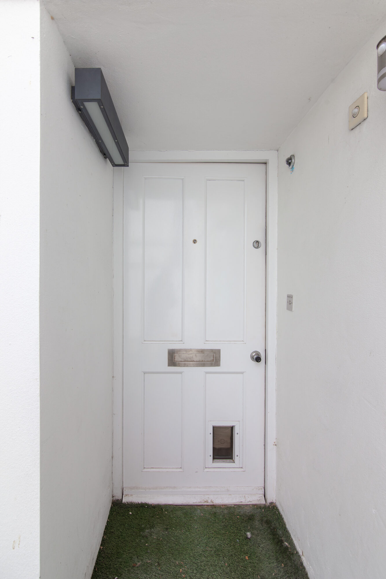 Ingresso con porta bianca