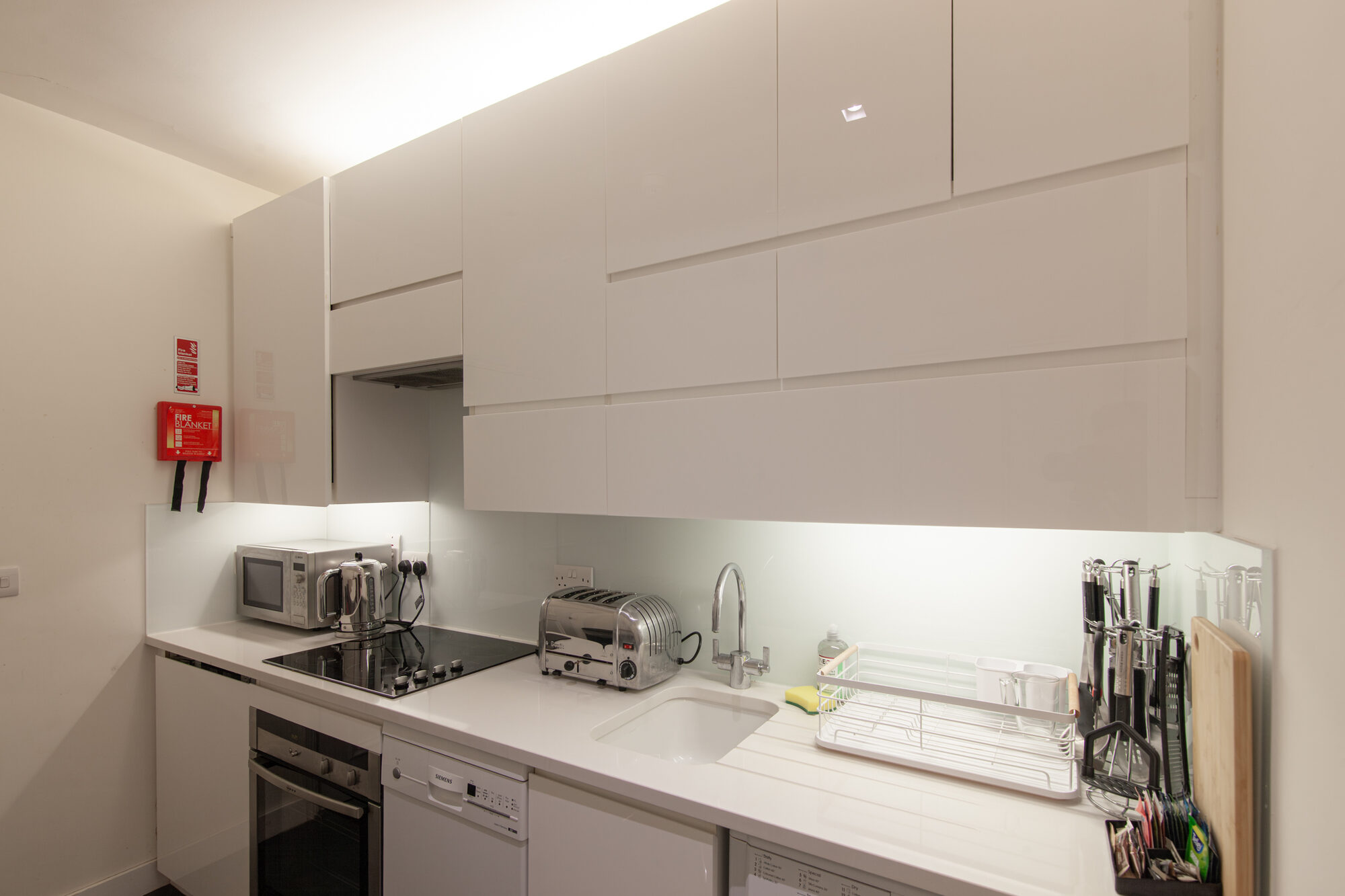 Cucina chiara con piano di lavoro