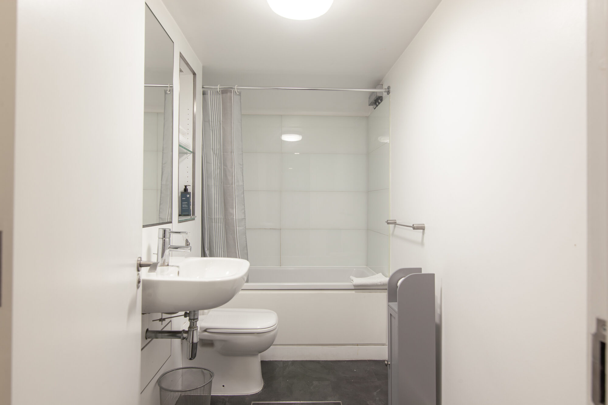 Bagno con lavabo e vasca